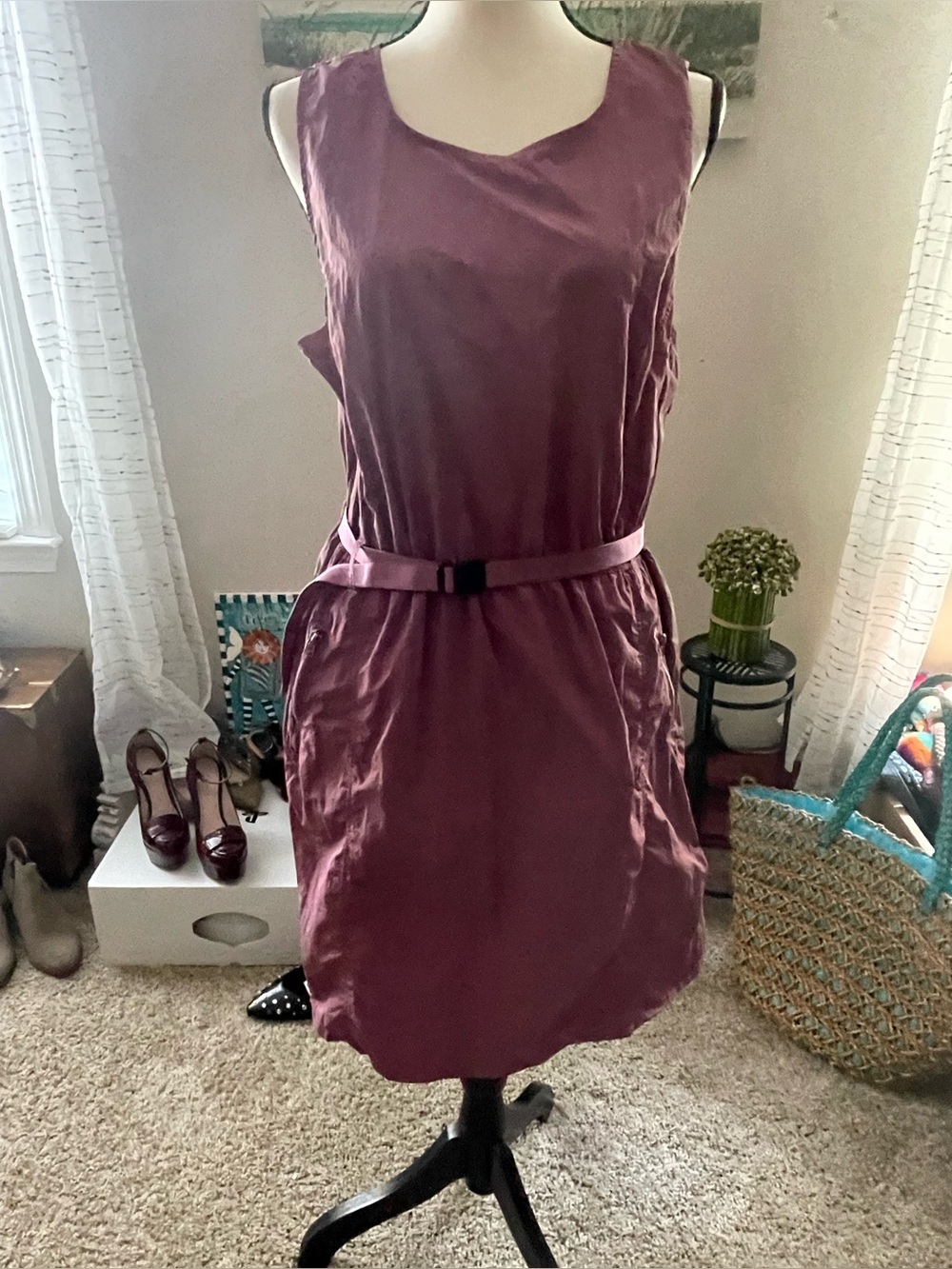 Avia Woman’s Dress 100% Nylon Belted SZ 12/14 in gently used condition